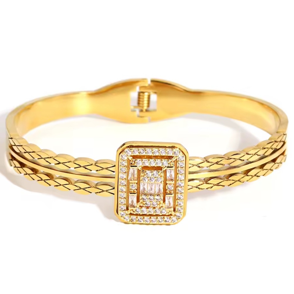 Elegant Gold Bracelet with Diamond Accents